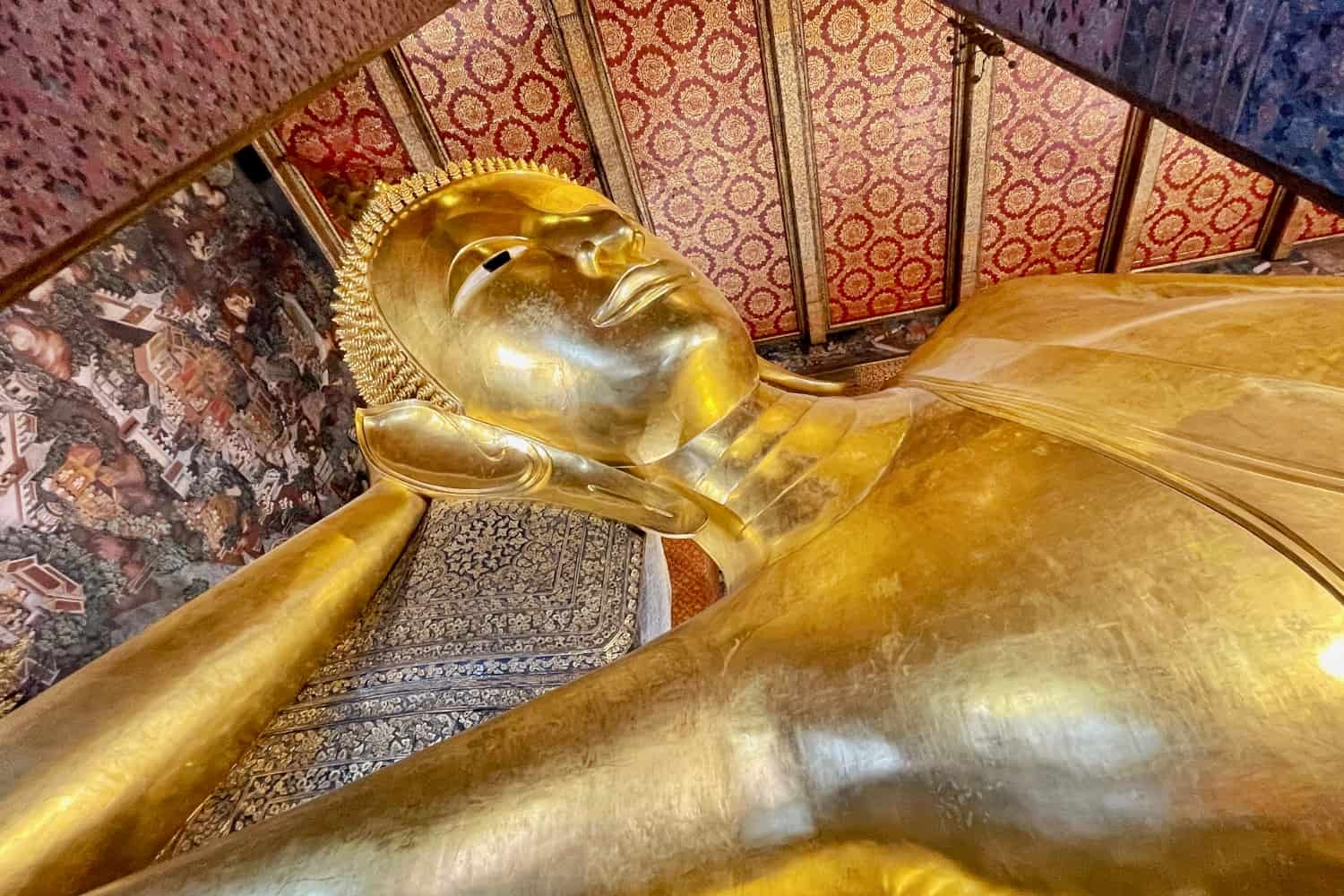 giant reclining buddha wat pho bangkok
